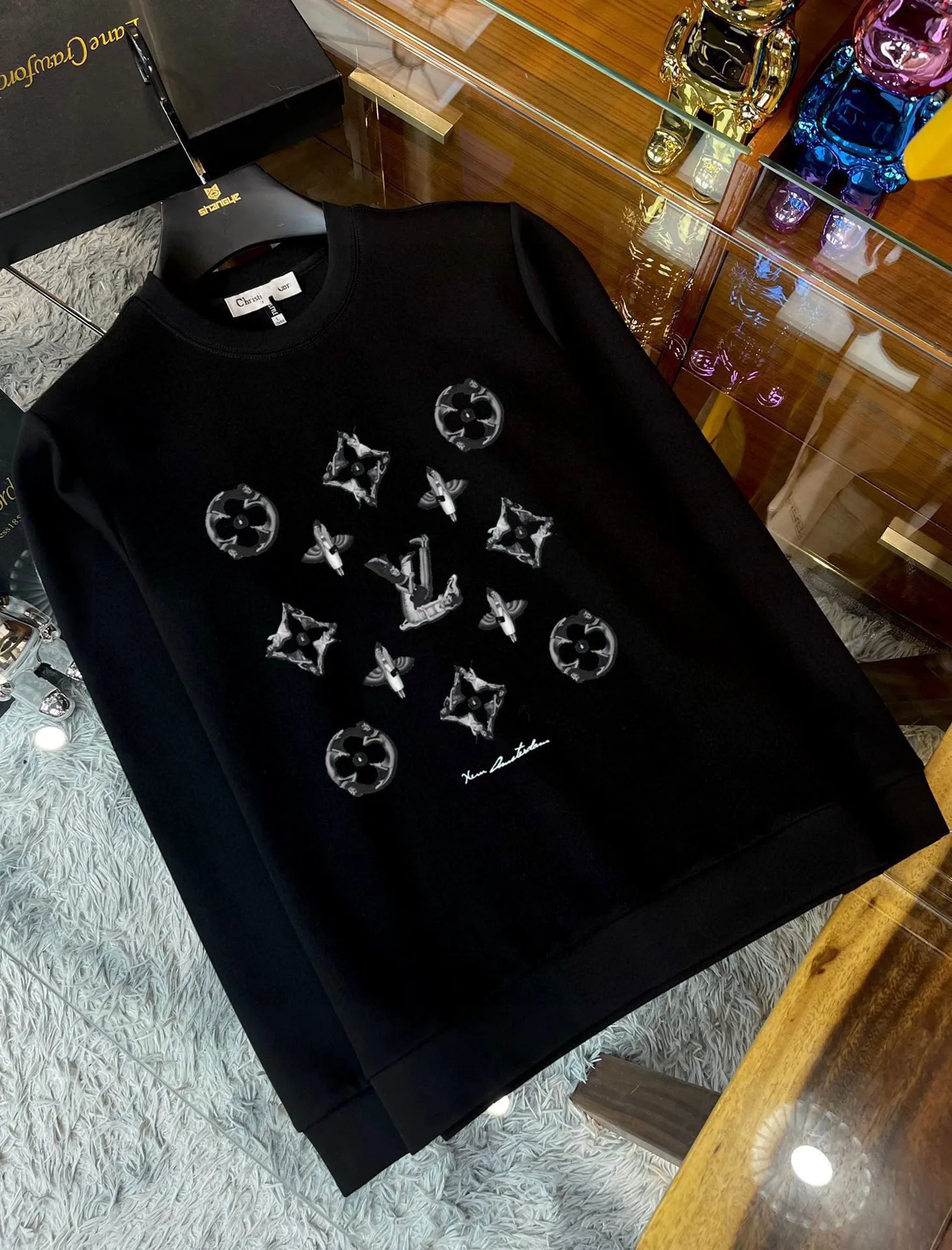 🅿️220 brand [LV Louis Vuitton] (good news for fat people) 2025ss autumn latest long-sleeved round-neck sweatshirt, on sale simultaneously on the official website. Refreshing and breathable. Made of top Tencel Roman. Comfortable and soft. 3D three-dimensional clarity. Super fashion sense. Great for gifting and keeping for yourself. Size: M-5XL (can wear up to 220 pounds)